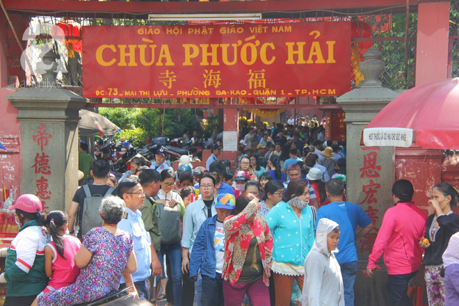 Đội nắng, hàng ngàn người đến chùa Ngọc Hoàng chen nhau khấn vái trong ngày cúng chư tiên - Ảnh 1.