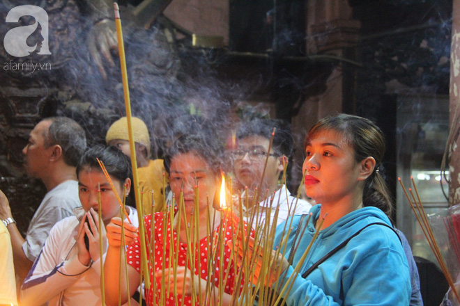 Đội nắng, hàng ngàn người đến chùa Ngọc Hoàng chen nhau khấn vái trong ngày cúng chư tiên - Ảnh 14.