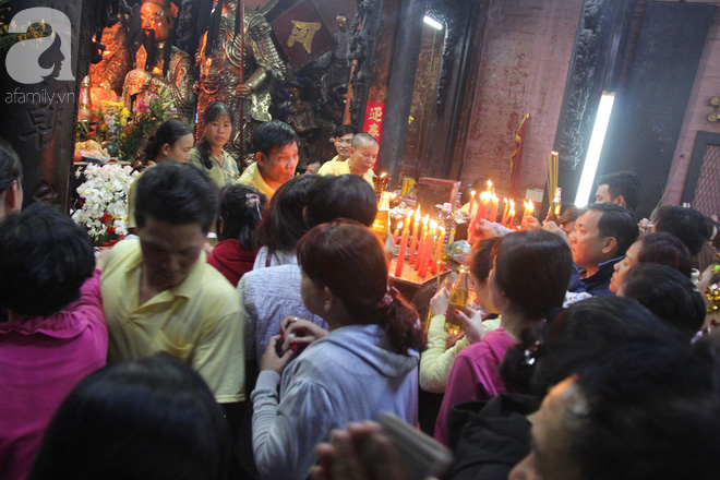 Đội nắng, hàng ngàn người đến chùa Ngọc Hoàng chen nhau khấn vái trong ngày cúng chư tiên - Ảnh 17.