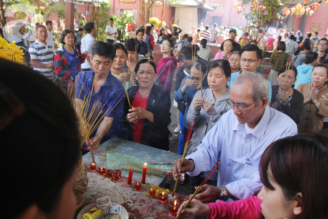 Đội nắng, hàng ngàn người đến chùa Ngọc Hoàng chen nhau khấn vái trong ngày cúng chư tiên - Ảnh 4.