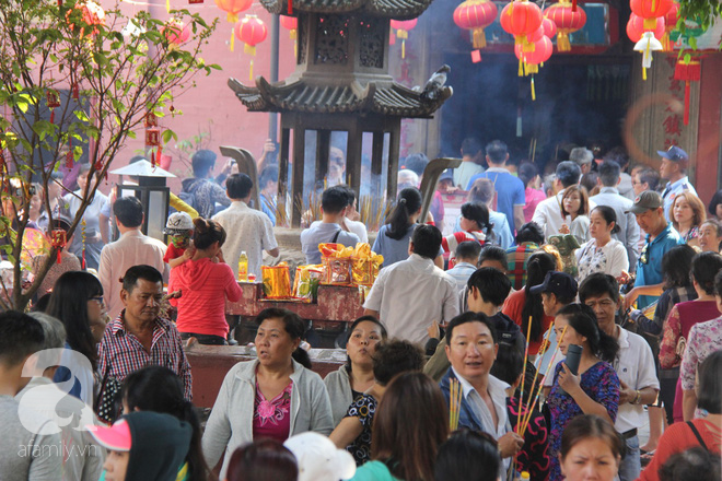Đội nắng, hàng ngàn người đến chùa Ngọc Hoàng chen nhau khấn vái trong ngày cúng chư tiên - Ảnh 21.