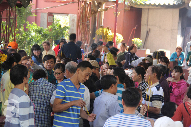 Đội nắng, hàng ngàn người đến chùa Ngọc Hoàng chen nhau khấn vái trong ngày cúng chư tiên - Ảnh 22.