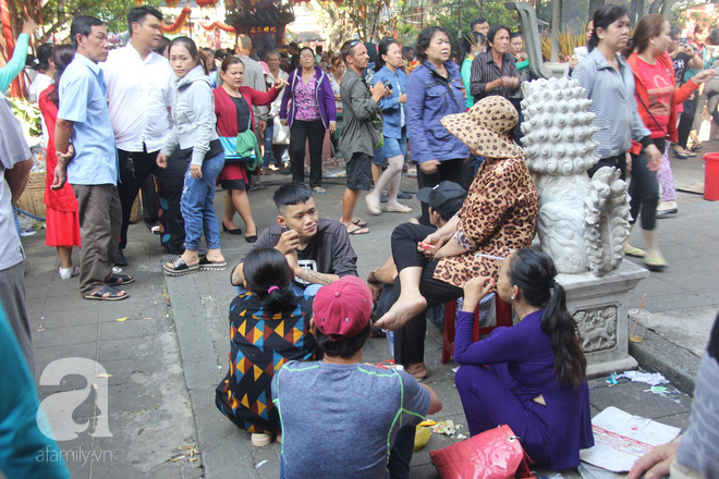 Đội nắng, hàng ngàn người đến chùa Ngọc Hoàng chen nhau khấn vái trong ngày cúng chư tiên - Ảnh 24.