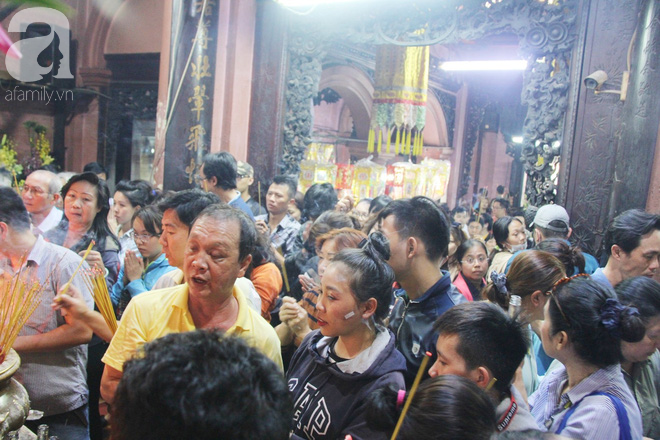 Đội nắng, hàng ngàn người đến chùa Ngọc Hoàng chen nhau khấn vái trong ngày cúng chư tiên - Ảnh 7.