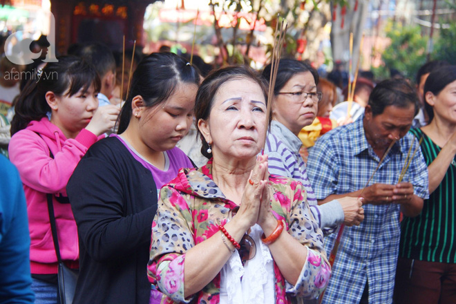 Đội nắng, hàng ngàn người đến chùa Ngọc Hoàng chen nhau khấn vái trong ngày cúng chư tiên - Ảnh 26.