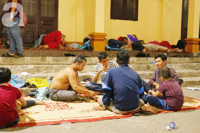 Tây Ninh: Chùa Bà đóng cửa, hàng trăm người dân tổ chức ăn nhậu, nằm ngủ la liệt trước cổng chùa đợi trời sáng để vào viếng - Ảnh 12.