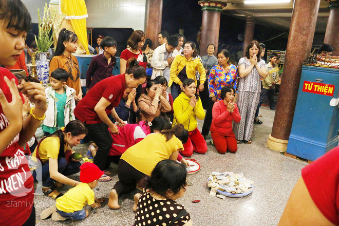 Tây Ninh: Chùa Bà đóng cửa, hàng trăm người dân tổ chức ăn nhậu, nằm ngủ la liệt trước cổng chùa đợi trời sáng để vào viếng - Ảnh 3.