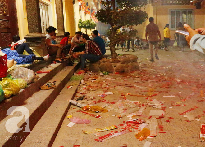 Tây Ninh: Chùa Bà đóng cửa, hàng trăm người dân tổ chức ăn nhậu, nằm ngủ la liệt trước cổng chùa đợi trời sáng để vào viếng - Ảnh 9.