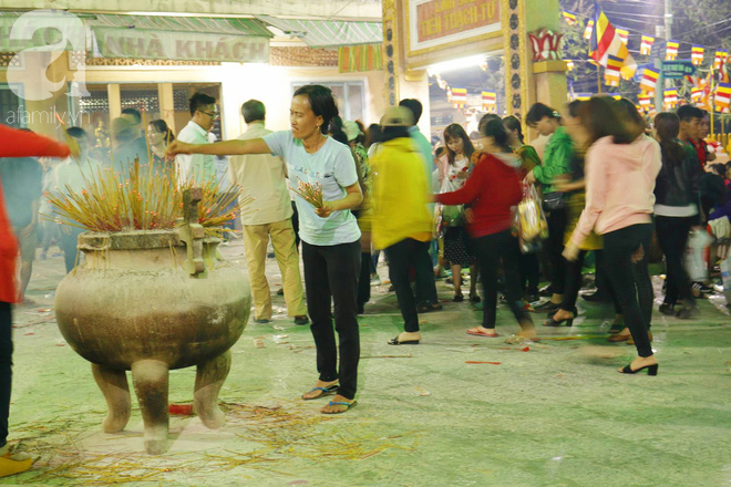 Tây Ninh: Chùa Bà đóng cửa, hàng trăm người dân tổ chức ăn nhậu, nằm ngủ la liệt trước cổng chùa đợi trời sáng để vào viếng - Ảnh 5.