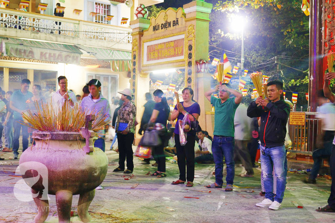 Tây Ninh: Chùa Bà đóng cửa, hàng trăm người dân tổ chức ăn nhậu, nằm ngủ la liệt trước cổng chùa đợi trời sáng để vào viếng - Ảnh 2.