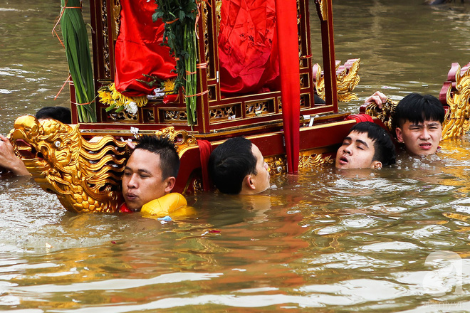 Độc đáo nghi thức trầm mình dưới nước lạnh rước kiệu Thánh ở Thái Bình - Ảnh 7.