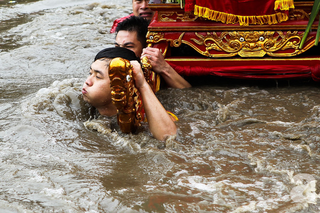 Độc đáo nghi thức trầm mình dưới nước lạnh rước kiệu Thánh ở Thái Bình - Ảnh 17.