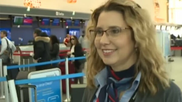 Nghi ngờ vé máy bay có vấn đề, nhân viên sân bay quyết định làm một việc giúp 2 bé gái tuổi teen thoát khỏi bọn buôn bán tình dục - Ảnh 2.