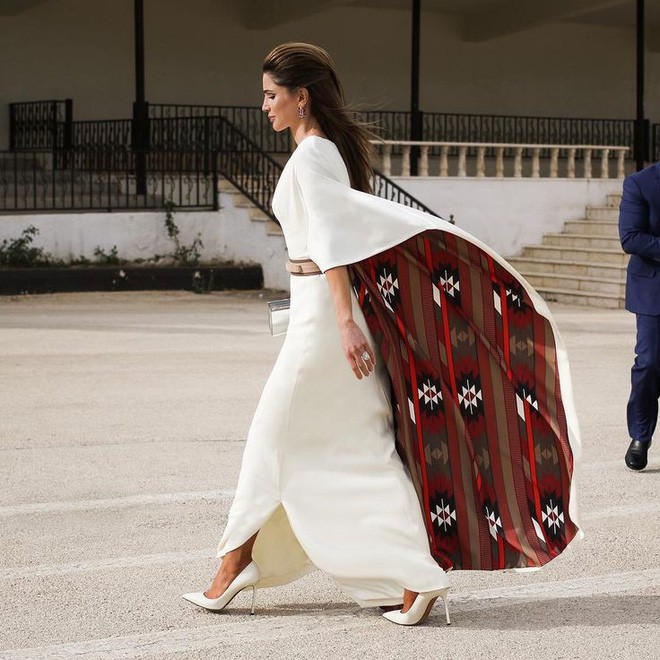 Ngoài Công nương Kate, còn có Hoàng hậu Rania của Vương quốc Jordan vừa xinh lại vừa mặc đẹp miễn chê - Ảnh 9.