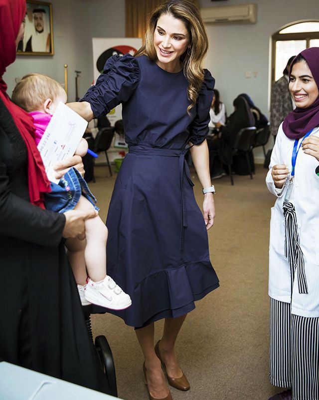 Ngoài Công nương Kate, còn có Hoàng hậu Rania của Vương quốc Jordan vừa xinh lại vừa mặc đẹp miễn chê - Ảnh 16.