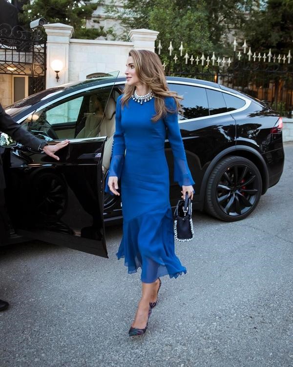 Ngoài Công nương Kate, còn có Hoàng hậu Rania của Vương quốc Jordan vừa xinh lại vừa mặc đẹp miễn chê - Ảnh 14.