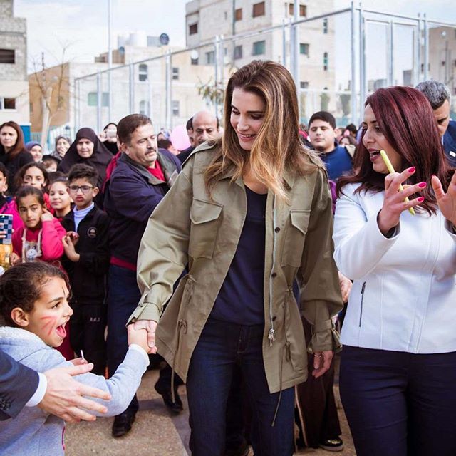 Ngoài Công nương Kate, còn có Hoàng hậu Rania của Vương quốc Jordan vừa xinh lại vừa mặc đẹp miễn chê - Ảnh 18.