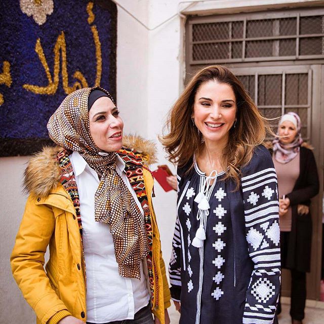 Ngoài Công nương Kate, còn có Hoàng hậu Rania của Vương quốc Jordan vừa xinh lại vừa mặc đẹp miễn chê - Ảnh 15.