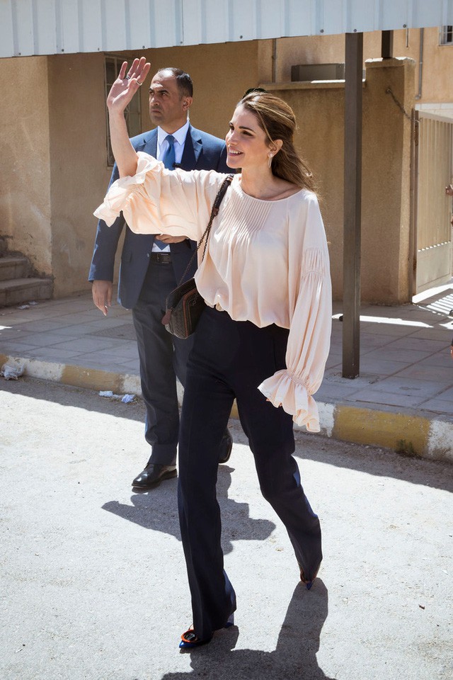 Ngoài Công nương Kate, còn có Hoàng hậu Rania của Vương quốc Jordan vừa xinh lại vừa mặc đẹp miễn chê - Ảnh 20.