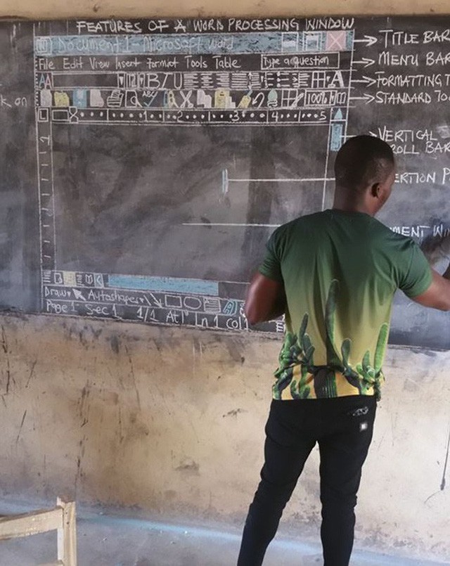 Không có tiền mua máy tính, thầy giáo nghèo vẽ cả màn hình lên bảng để dạy học khiến cư dân mạng xúc động - Ảnh 1.