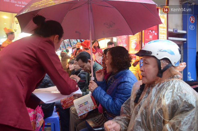 Ngay từ 5h sáng ngày vía Thần Tài, người dân Hà Nội đã đội mưa xếp hàng dài mua vàng cầu may - Ảnh 12.