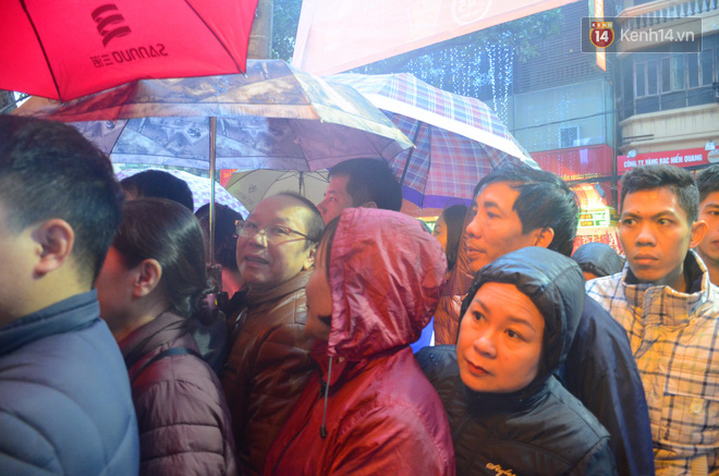 Ngay từ 5h sáng ngày vía Thần Tài, người dân Hà Nội đã đội mưa xếp hàng dài mua vàng cầu may - Ảnh 5.