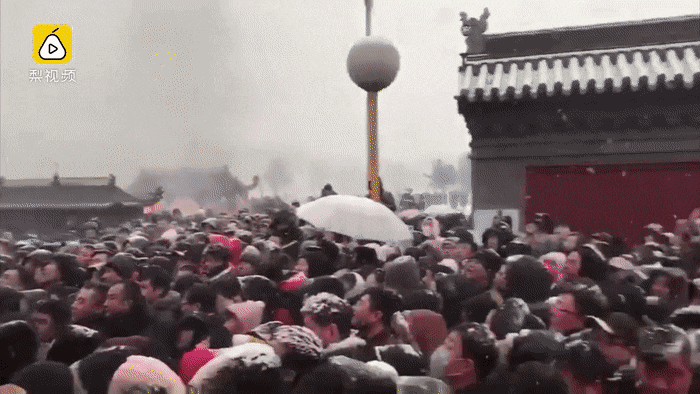 Ngày Thần Tài Trung Quốc: Thần Tài nghiêng ngả, mất râu, mất mũ khi người dân giành giật, tranh nhau xin vía vái cho cả năm - Ảnh 5.