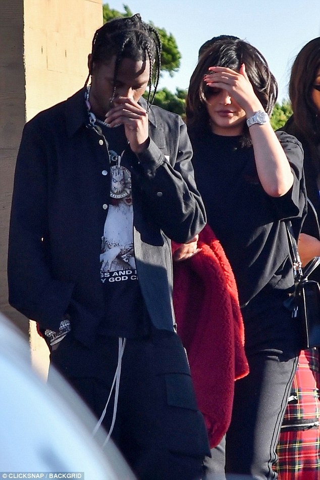 Kylie Jenner được bạn trai thưởng siêu xe hàng khủng 31 tỷ đồng vì công mang nặng đẻ đau - Ảnh 6.