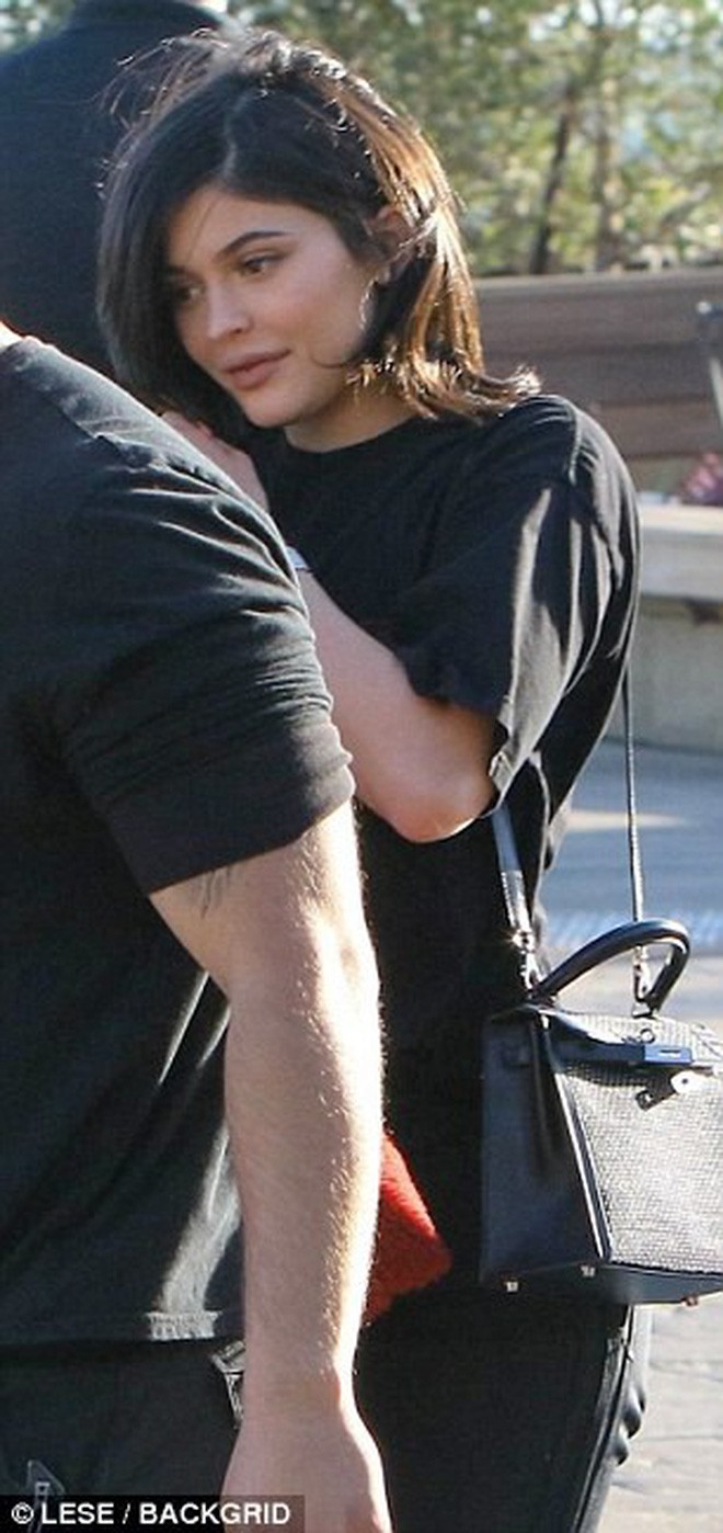 Kylie Jenner được bạn trai thưởng siêu xe hàng khủng 31 tỷ đồng vì công mang nặng đẻ đau - Ảnh 8.