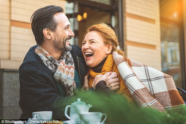 Vợ chồng có rạn nứt cũng đừng vội buông xuôi, hôn nhân sẽ  khiến bạn hạnh phúc hơn nhiều khi đến độ tuổi này - Ảnh 2.