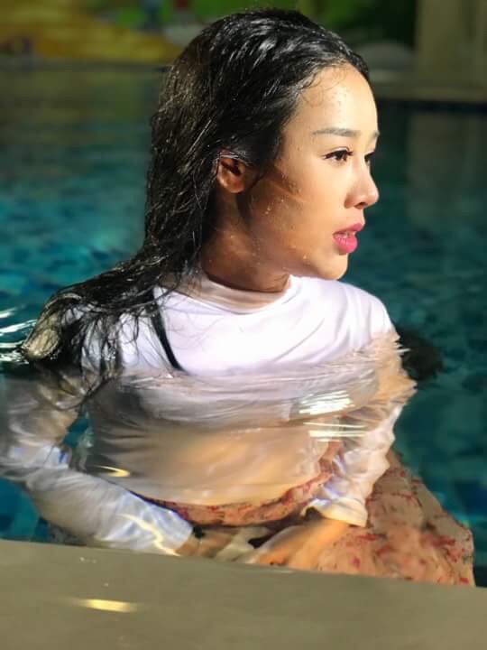 Hoa Trần, bà xã hotgirl của Việt Hoàn ngâm mình 2 tiếng đồng hồ dưới nước lạnh lúc nửa đêm - Ảnh 8.