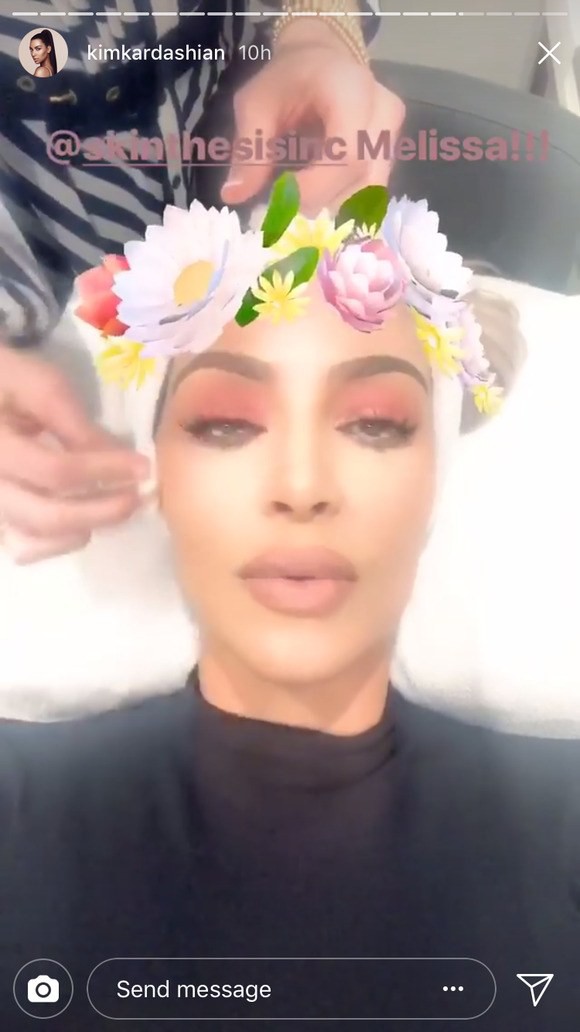 Đi trị liệu laser nhưng Kim Kardashian vẫn giữ lớp trang điểm và đây là tư vấn của bác sĩ - Ảnh 2.