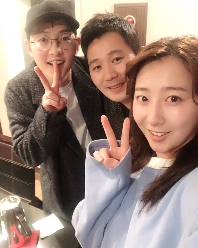 Song Joong Ki hộ tống vợ yêu Song Hye Kyo đi du lịch với hội bạn thân - Ảnh 2.