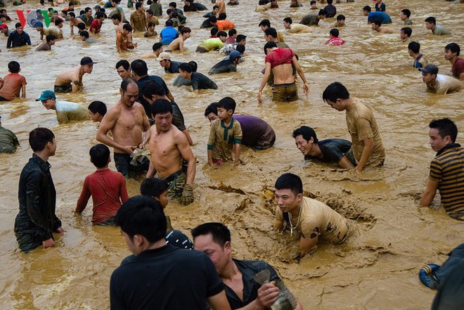 Hàng trăm người xuống ao dầm bùn, chịu rét bắt cá lấy may - Ảnh 2.