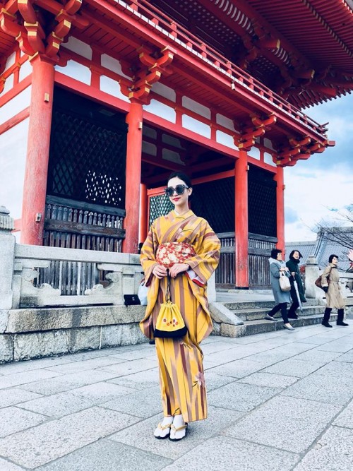 ‘Thánh đụng hàng’ Hà Thu khoe street style lạ lẫm với kimono ở Nhật Bản - Ảnh 1.