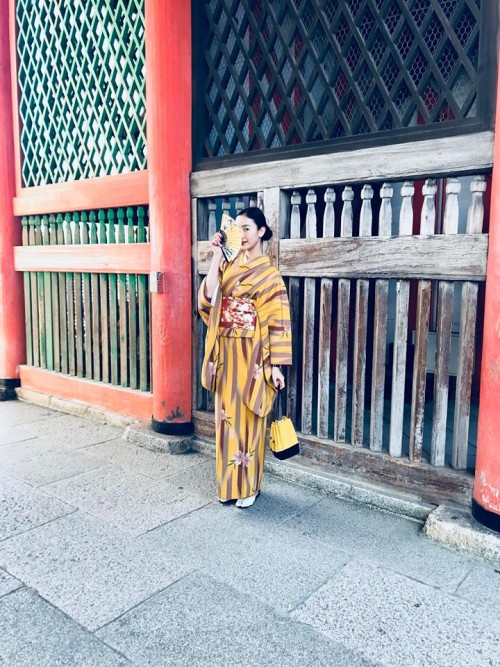 ‘Thánh đụng hàng’ Hà Thu khoe street style lạ lẫm với kimono ở Nhật Bản - Ảnh 2.