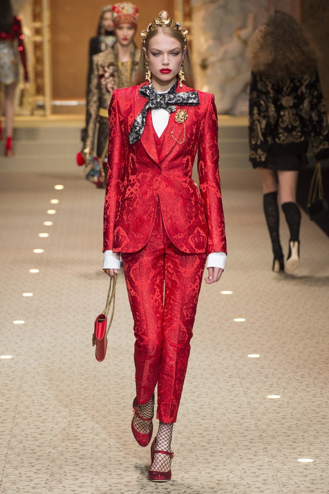 Chẳng thèm dùng người mẫu, Dolce&Gabbana chơi trội khi sử dụng cả dàn drone xịn sò để mở màn show diễn - Ảnh 13.