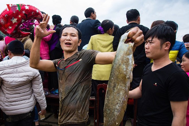 Hàng trăm người xuống ao dầm bùn, chịu rét bắt cá lấy may - Ảnh 13.