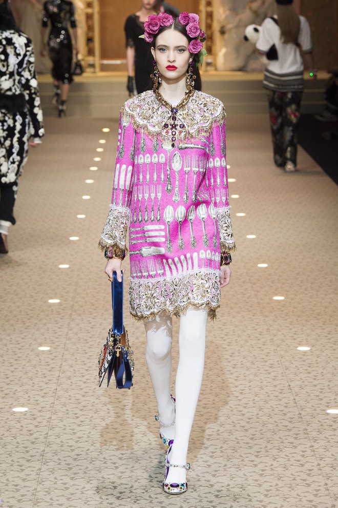 Chẳng thèm dùng người mẫu, Dolce&Gabbana chơi trội khi sử dụng cả dàn drone xịn sò để mở màn show diễn - Ảnh 15.