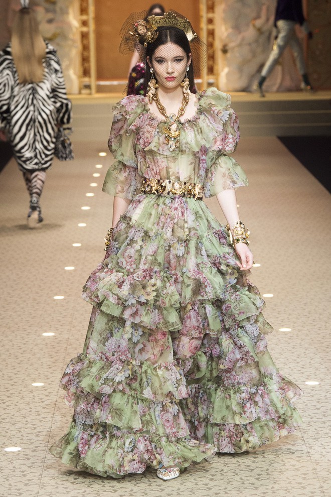 Chẳng thèm dùng người mẫu, Dolce&Gabbana chơi trội khi sử dụng cả dàn drone xịn sò để mở màn show diễn - Ảnh 16.