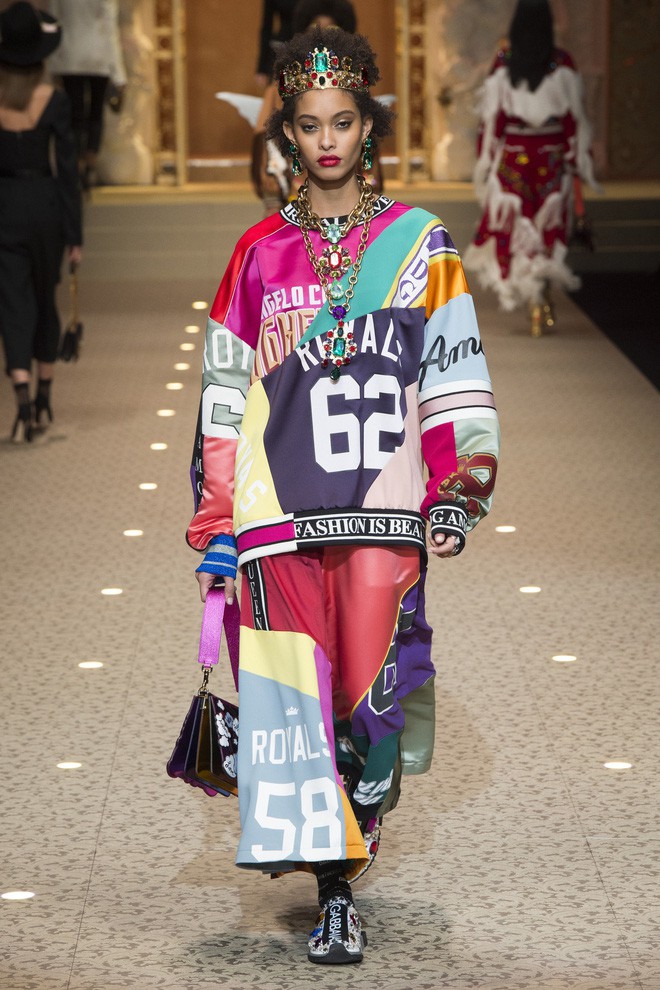 Chẳng thèm dùng người mẫu, Dolce&Gabbana chơi trội khi sử dụng cả dàn drone xịn sò để mở màn show diễn - Ảnh 17.