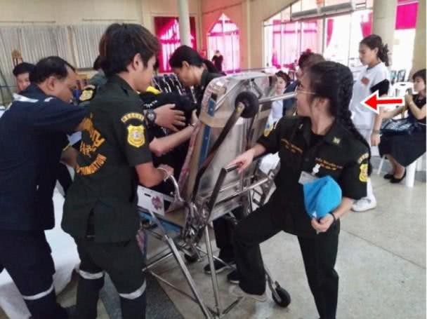 Cứu gi&uacute;p nạn nh&acirc;n hỏa hoạn, t&igrave;nh nguyện vi&ecirc;n xinh đẹp vẫn bị n&eacute;m đ&aacute;, phải l&ecirc;n tiếng xin lỗi chỉ v&igrave; một l&yacute; do &iacute;t ai ngờ - Ảnh 5.