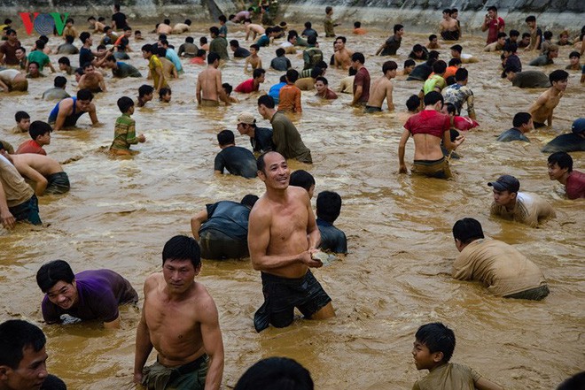 Hàng trăm người xuống ao dầm bùn, chịu rét bắt cá lấy may - Ảnh 6.