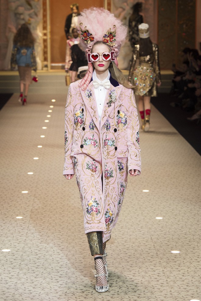 Chẳng thèm dùng người mẫu, Dolce&Gabbana chơi trội khi sử dụng cả dàn drone xịn sò để mở màn show diễn - Ảnh 8.
