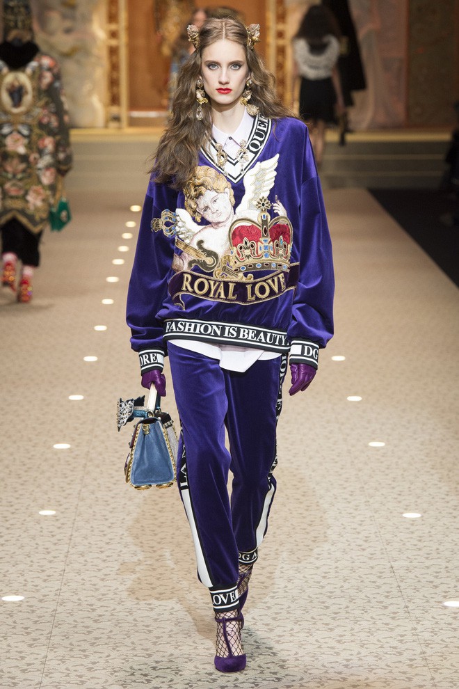 Chẳng thèm dùng người mẫu, Dolce&Gabbana chơi trội khi sử dụng cả dàn drone xịn sò để mở màn show diễn - Ảnh 10.