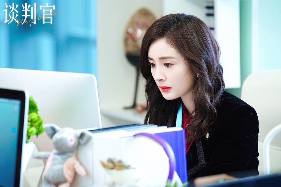 Người đ&agrave;m ph&aacute;n của Dương Mịch: Bộ phim d&agrave;nh cho những ai t&ocirc;n thờ t&igrave;nh y&ecirc;u trong s&aacute;ng nhất hệ mặt trời - Ảnh 2.