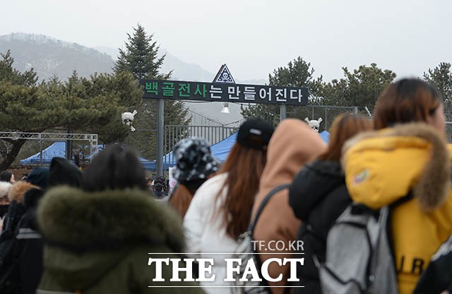 G-Dragon trùm kín mặt vẫn gây náo loạn, quân đội lập rào chắn kiên cố trước biển fan quốc tế tiễn anh nhập ngũ - Ảnh 4.