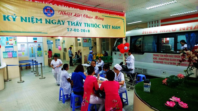 Bác sĩ phụ sản, nữ hộ sinh hiến máu cứu người ngày Thầy thuốc Việt Nam - Ảnh 1.