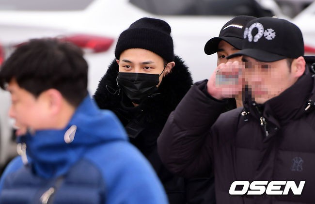 G-Dragon trùm kín mặt vẫn gây náo loạn, quân đội lập rào chắn kiên cố trước biển fan quốc tế tiễn anh nhập ngũ - Ảnh 14.