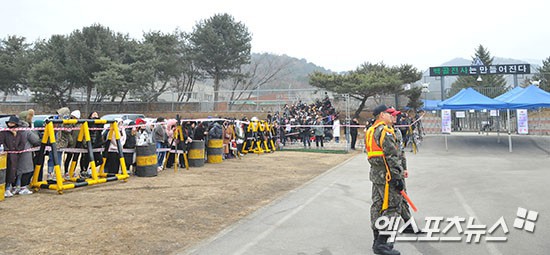 G-Dragon trùm kín mặt vẫn gây náo loạn, quân đội lập rào chắn kiên cố trước biển fan quốc tế tiễn anh nhập ngũ - Ảnh 17.
